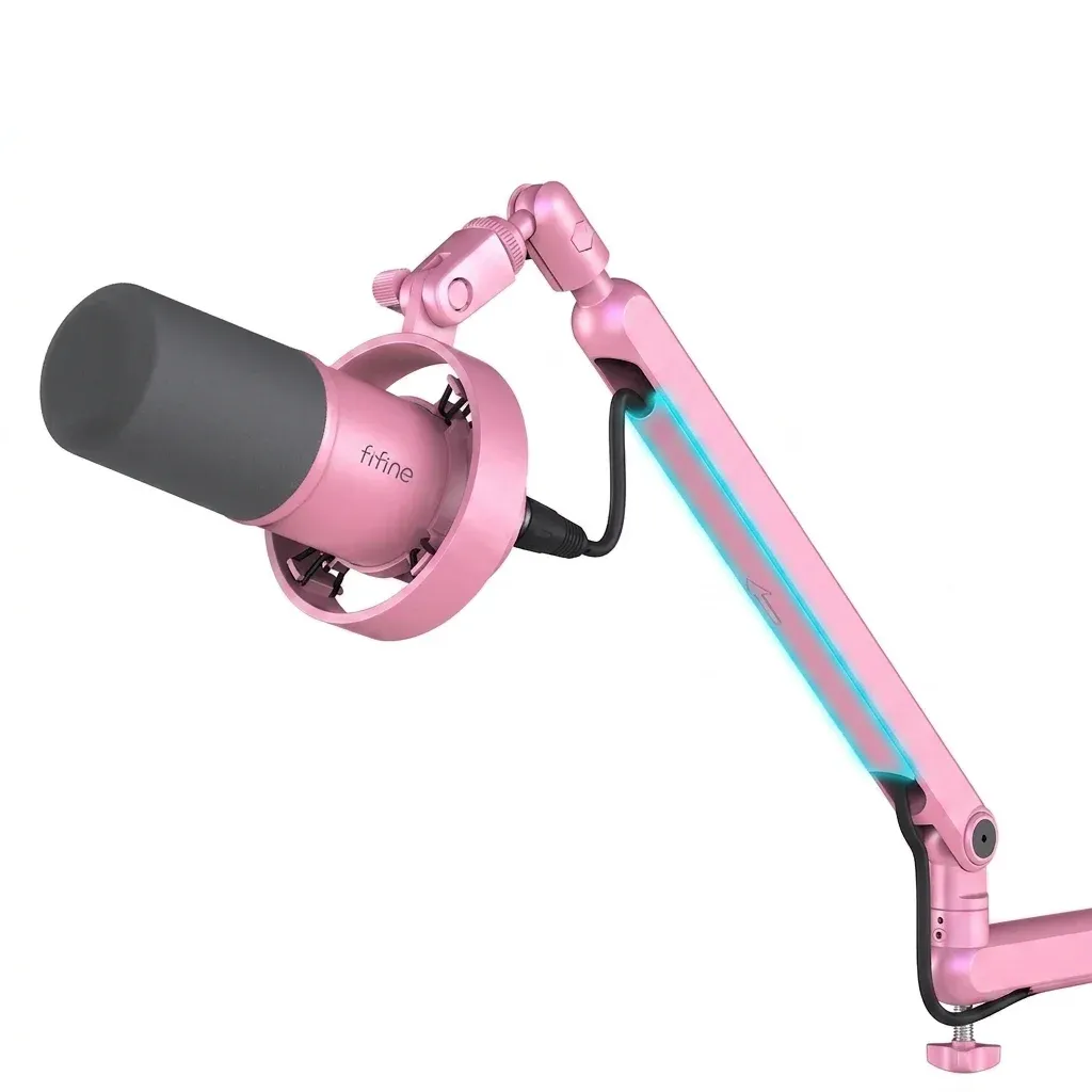 Pinker Mikrofonarm mit Mikrofon im Studio