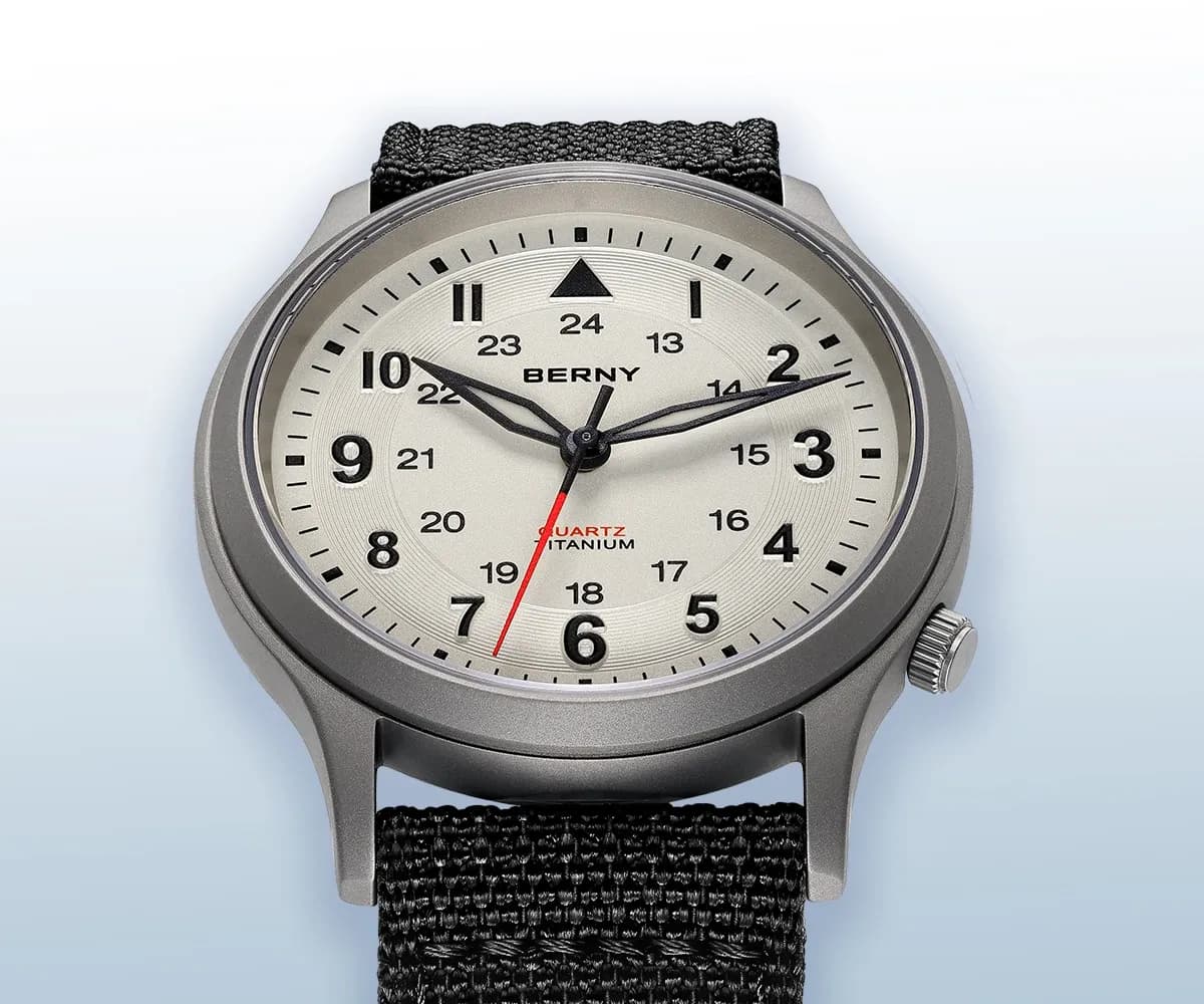 BERNY Titan-Felduhr mit Saphirglas und Superluminova